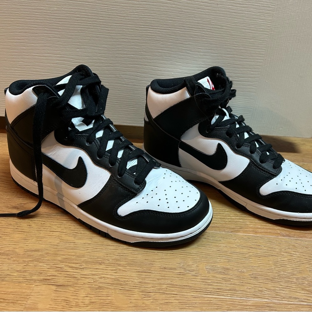 Nike Women’s Size 8.5 Black and White Sneakers